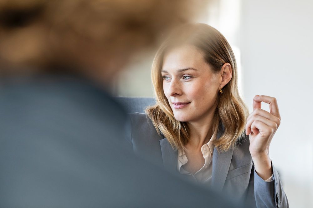 Professionnelle en discussion dans une salle de réunion